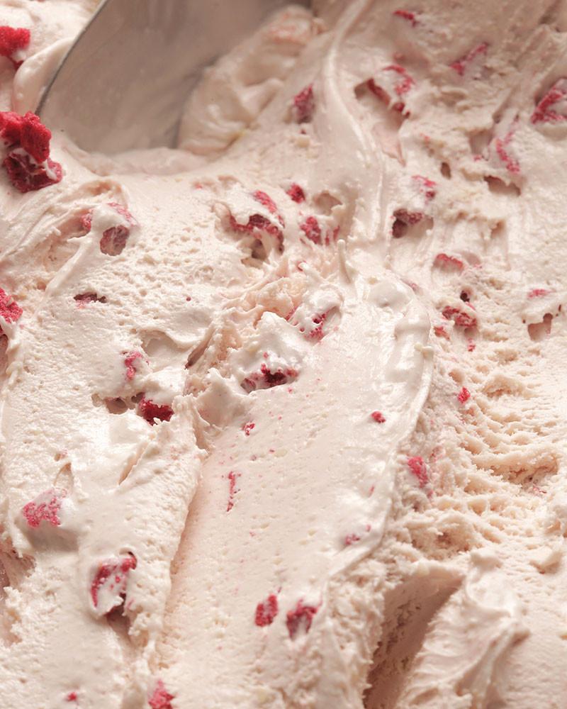 MÁS book by Mario Masiá. Artisan toppings and marble decoration for the ice cream