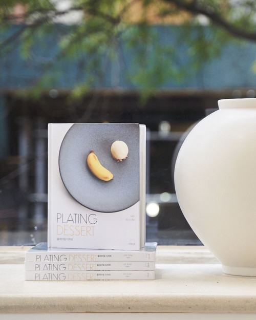 Plating Dessert book by Lee Eunji. All of chef Eunji Lee's signature recipes! 2