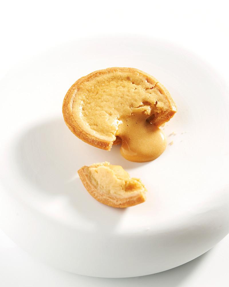 mini book by xavi donnay. contemporary pastry dedicated to the small format
